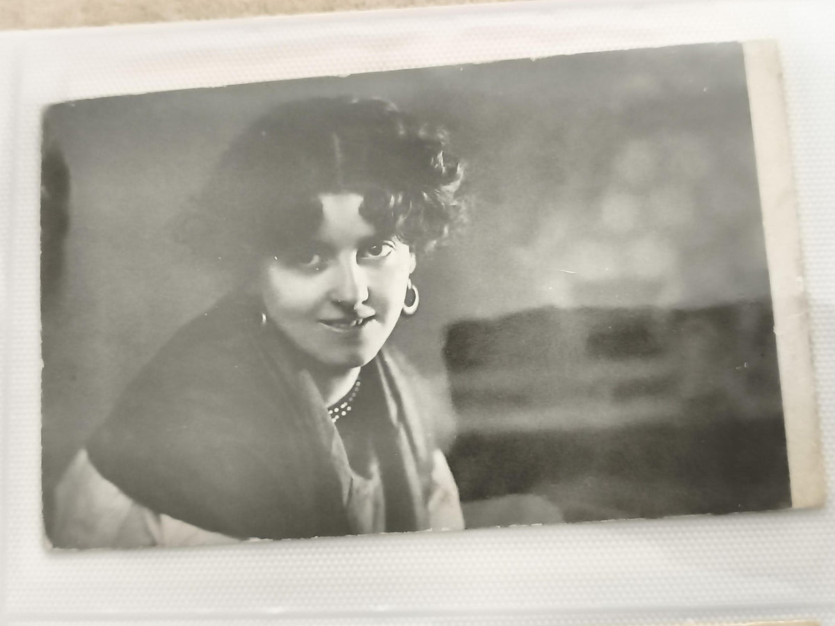 Carte postale ancienne portrait femme années 20 photo noir et blanc CPA vintage