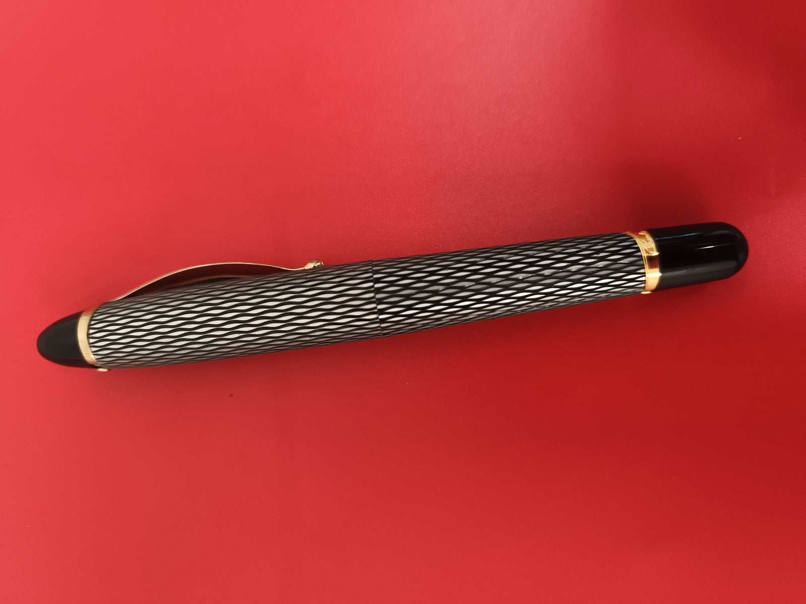 Stylo vintage Creeks motif losanges noirs doré ancien stylo-plume rétro