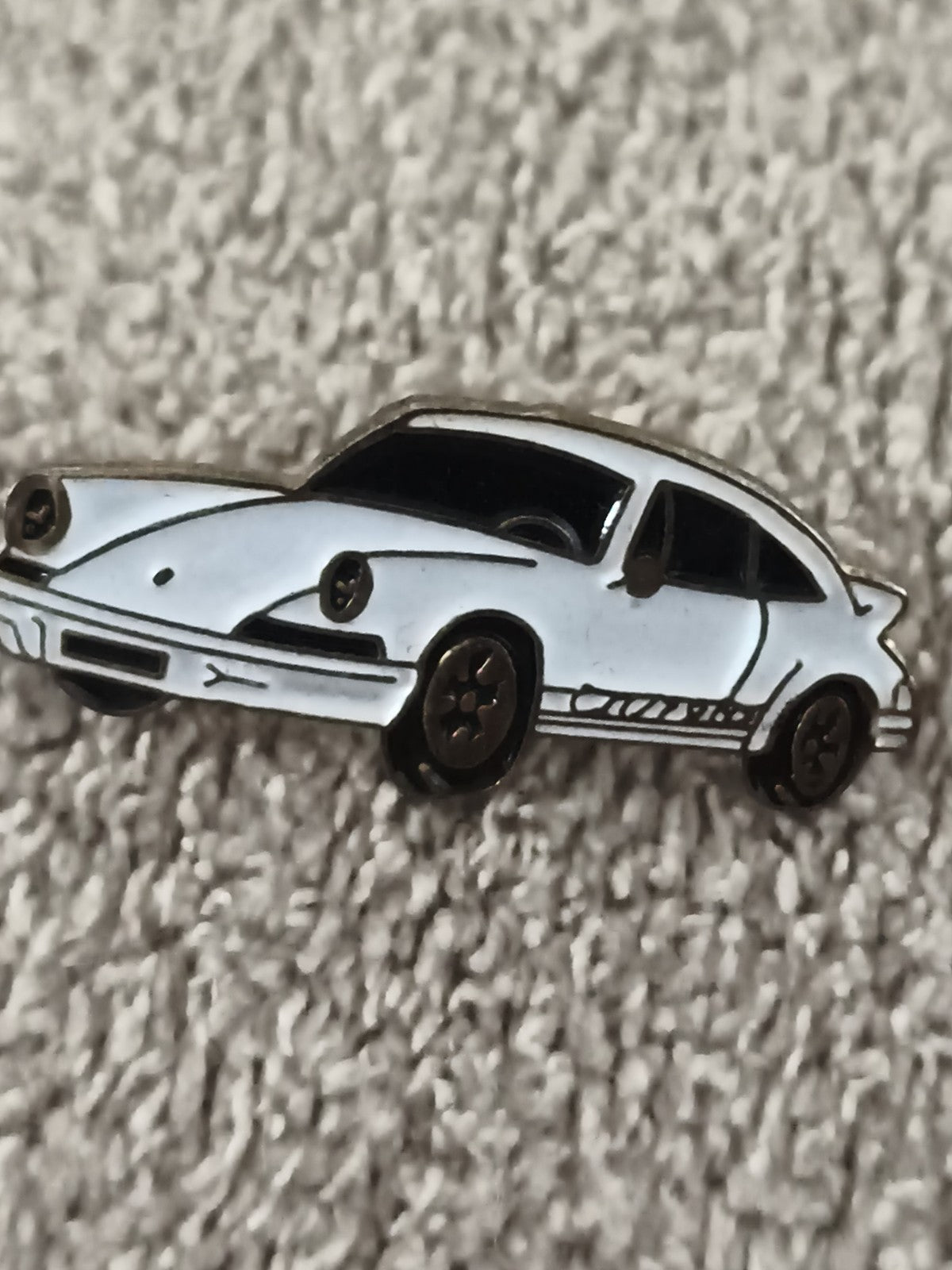 Pin's vintage voiture Porsche 911 blanche, émaillé, auto sport rétro (Ref 11)