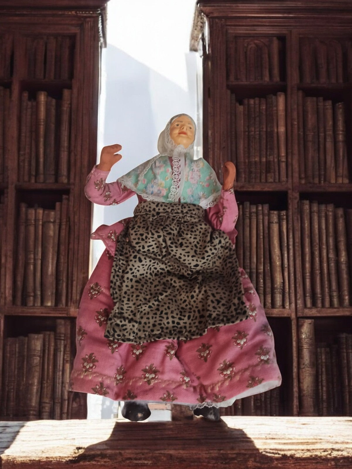 Santon ancien femme Provence, robe rose fleurs, figurine vintage traditionnelle