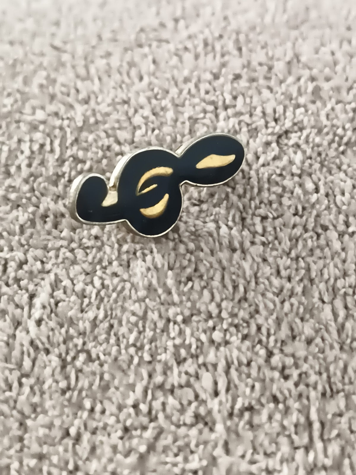 Pin's vintage note de musique noire et dorée – badge musical ancien (Ref 8)