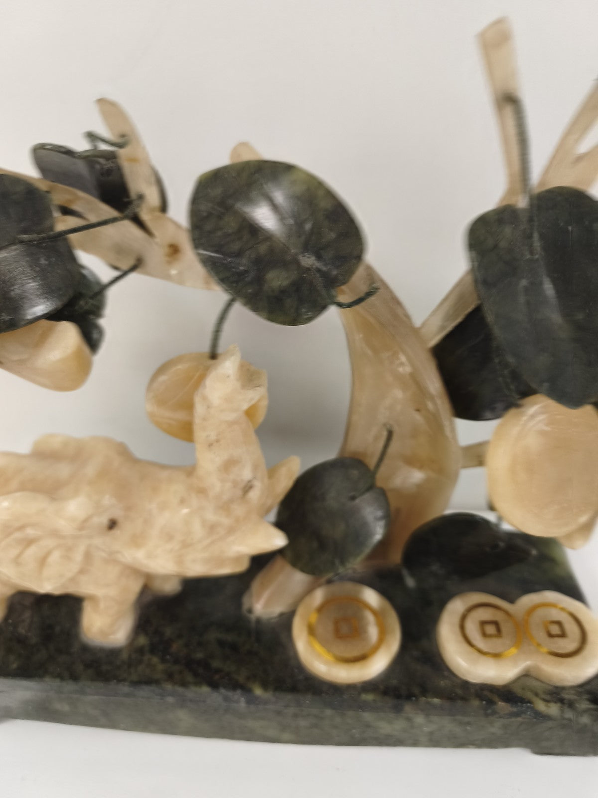 Alter handgeschnitzter Onyx-Elefant, dekorativer Baum, Vintage-Steinsockel