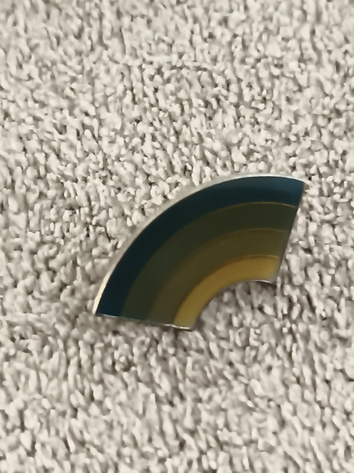 Pin's vintage arc stylisé, dégradé bleu vert jaune, badge rétro (Ref 1)