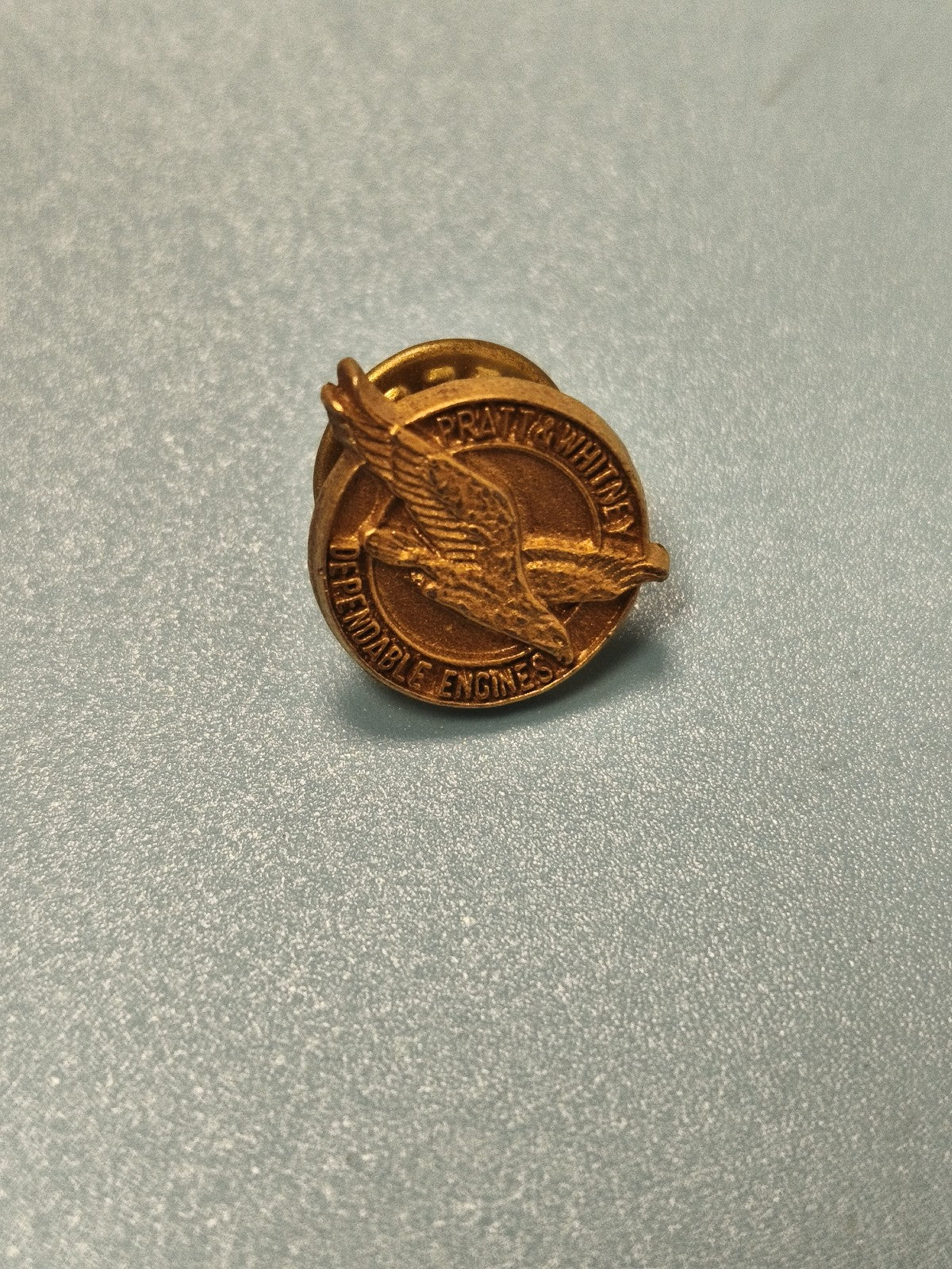 Pin's vintage Pratt & Whitney doré, aviation, aigle, collection (Ref 4)