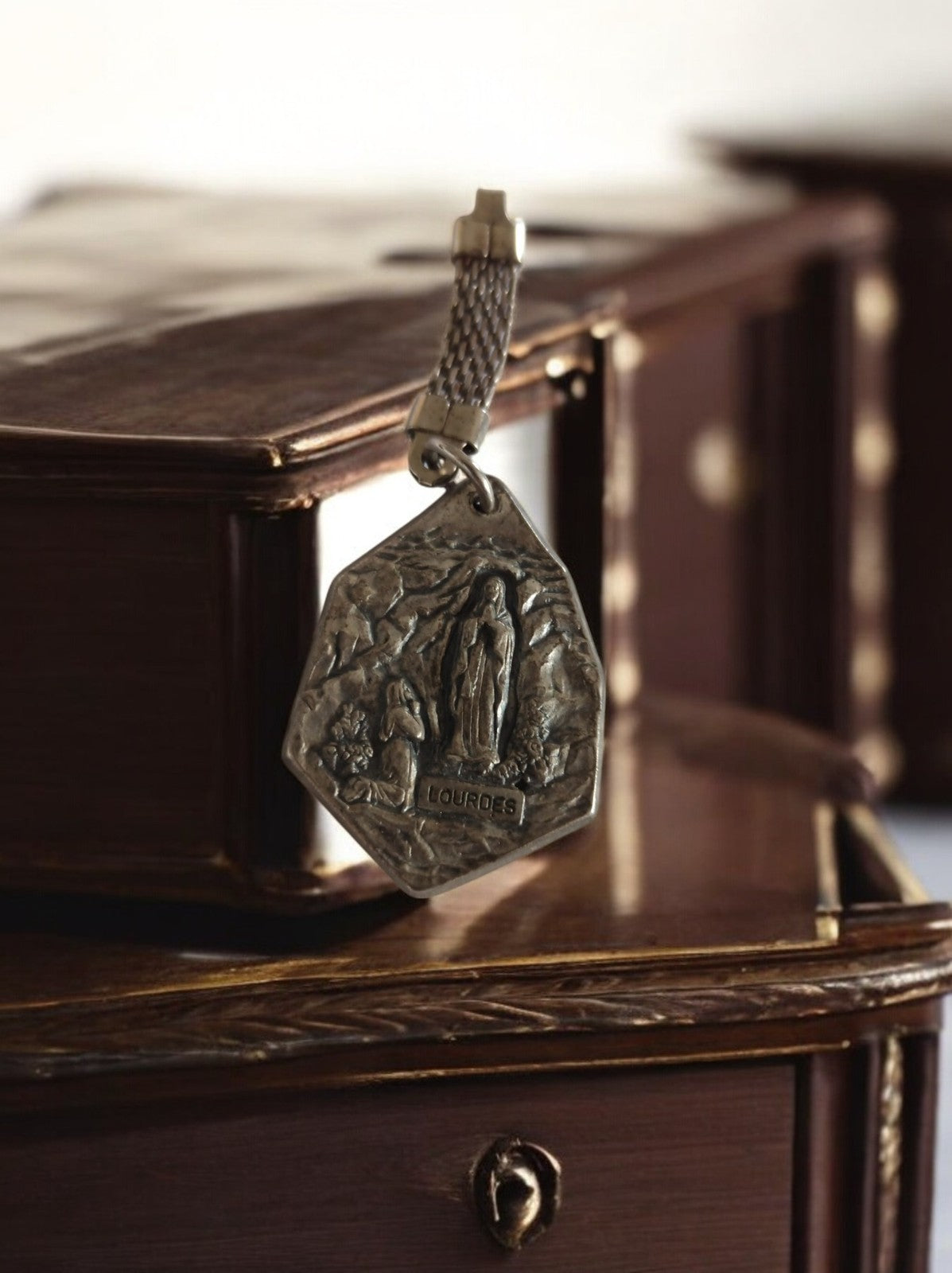 Pendentif religieux Lourdes vintage, médaillon hexagonal relief, ancien catholiq