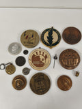 Lot anciennes médailles diverses sport, ville, commémoratives, pins vintage