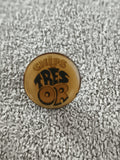 Pin's vintage CHIPS TRESOR rond marron jaune badge rétro (Ref 10)