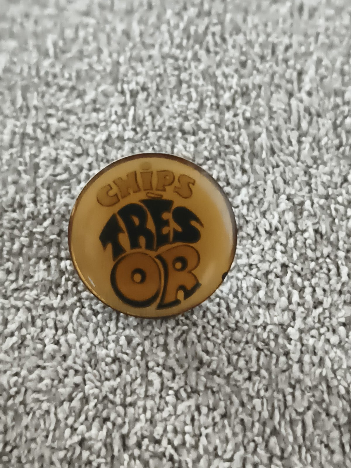 Pin's vintage CHIPS TRESOR rond marron jaune badge rétro (Ref 10)