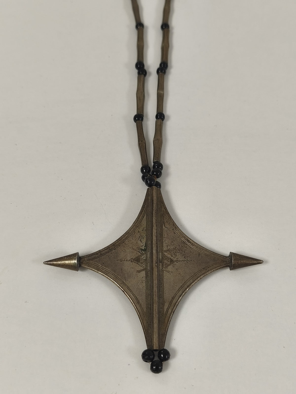 Collier vintage touareg ancien croix Agadez ethnique perles noires artisanat afr