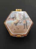 Boîte hexagonale ancienne décor équestre, émaillée, fermoir doré, style XIXe