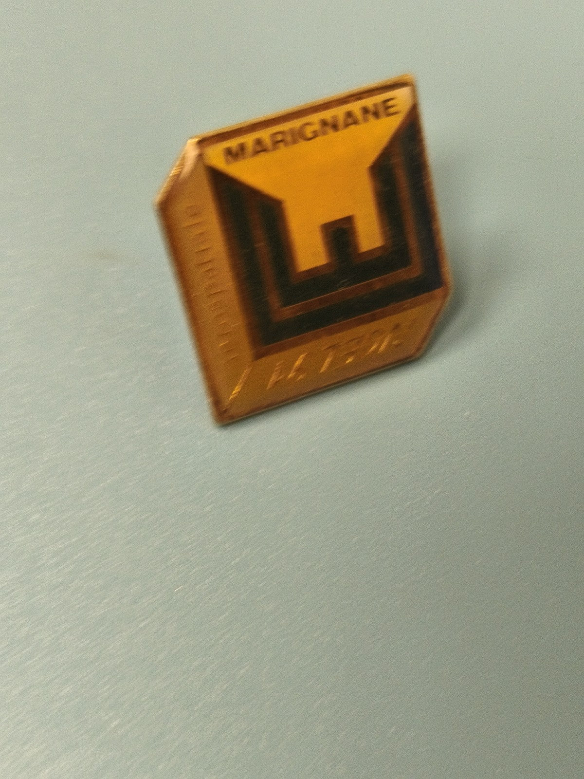 Vintage pin's Marignane émaillé jaune motif géométrique collection ref 11