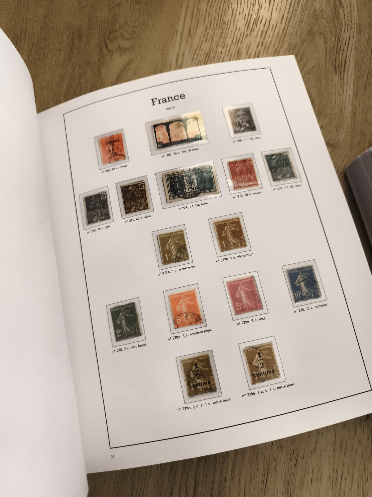 Lot de gros classeurs timbres France albums partiellement remplis philatélie