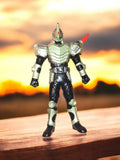 Figurine Kamen Rider Sofubi Bandai armure gris noir vintage Japan tokusatsu