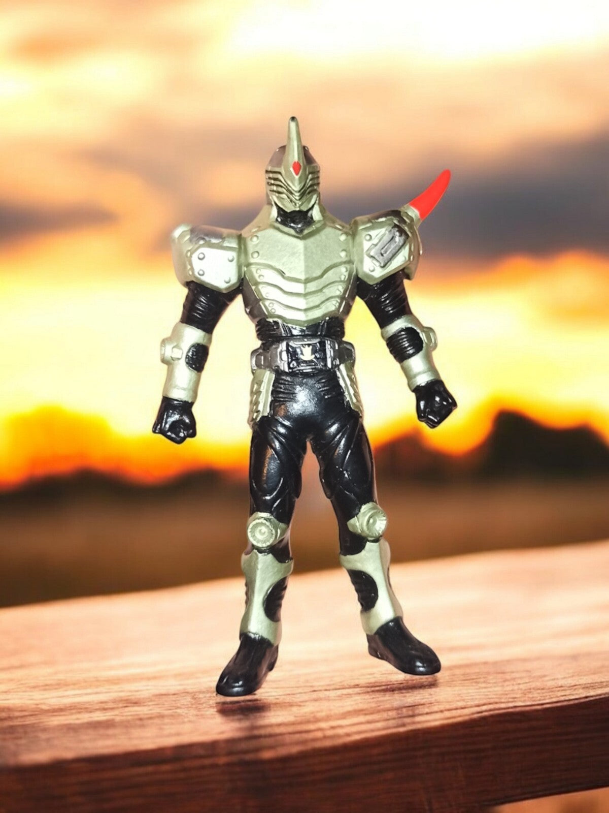 Figurine Kamen Rider Sofubi Bandai armure gris noir vintage Japan tokusatsu