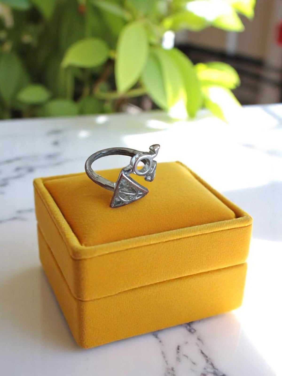 Vintage-Ring, versilbert, mit Dreieckmuster, Größe 49, retro-schick, originell