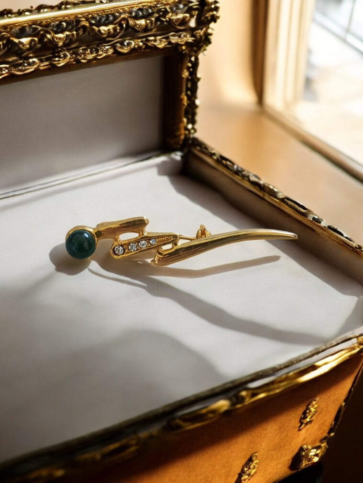 Broche vintage dorée, pierre verte et strass – Bijou rétro chic années 70