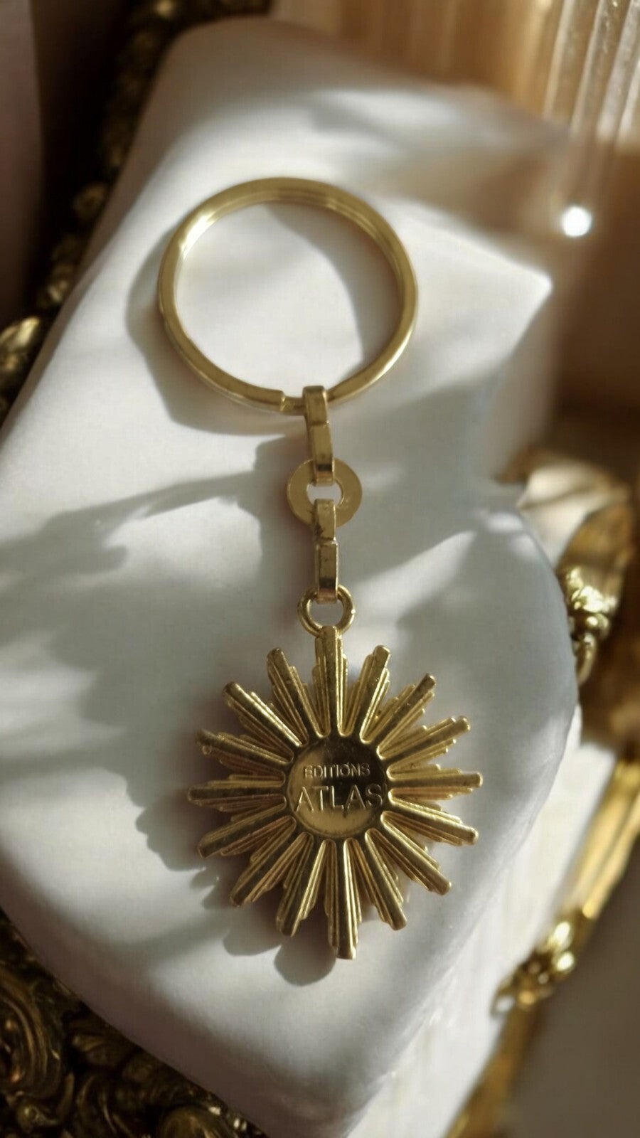 Porte-clés soleil doré Éditions Atlas vintage rétro élégant