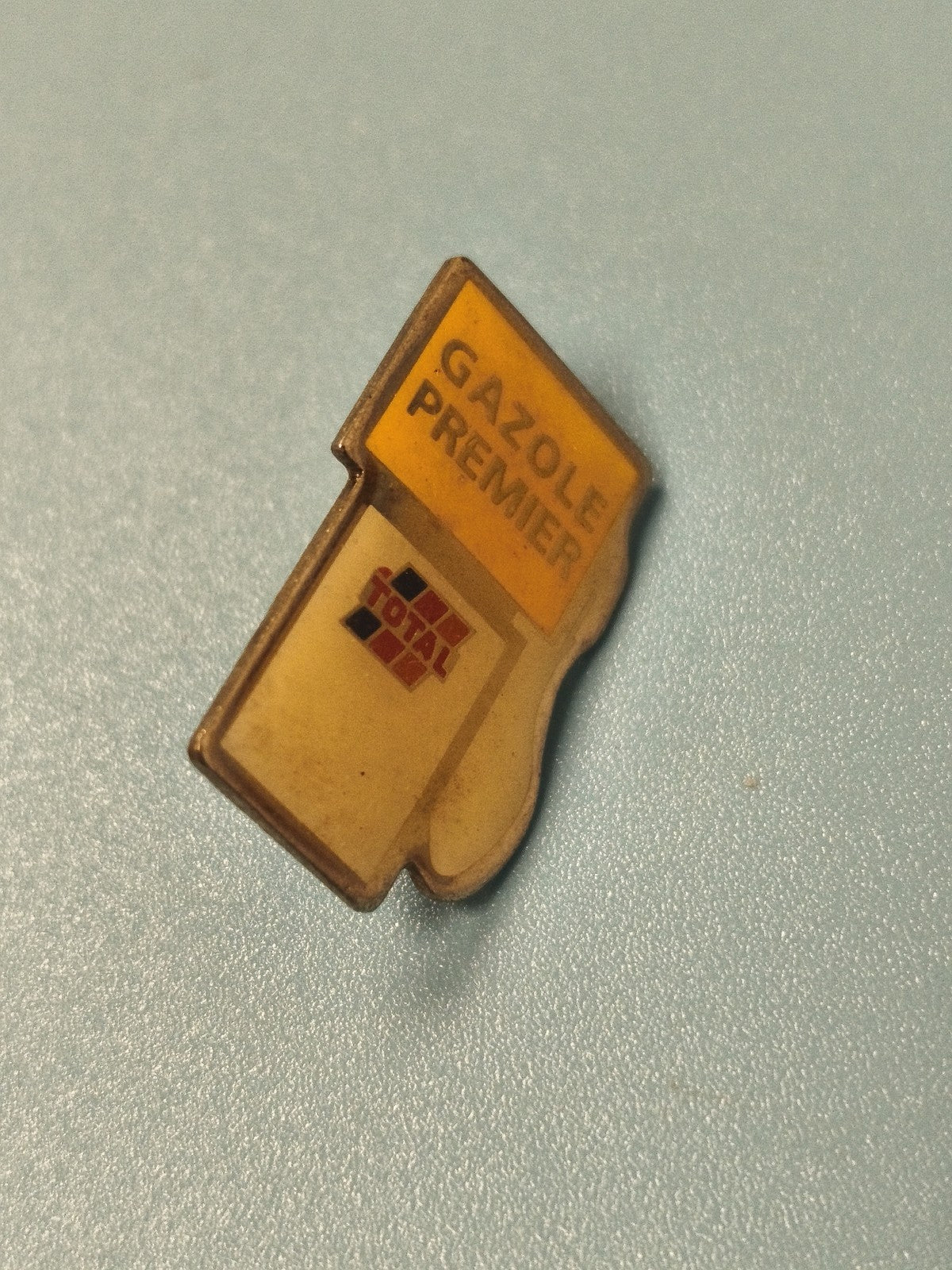 Vintage pin's Total Gazole Premier ancien, forme pompe à essence, collector