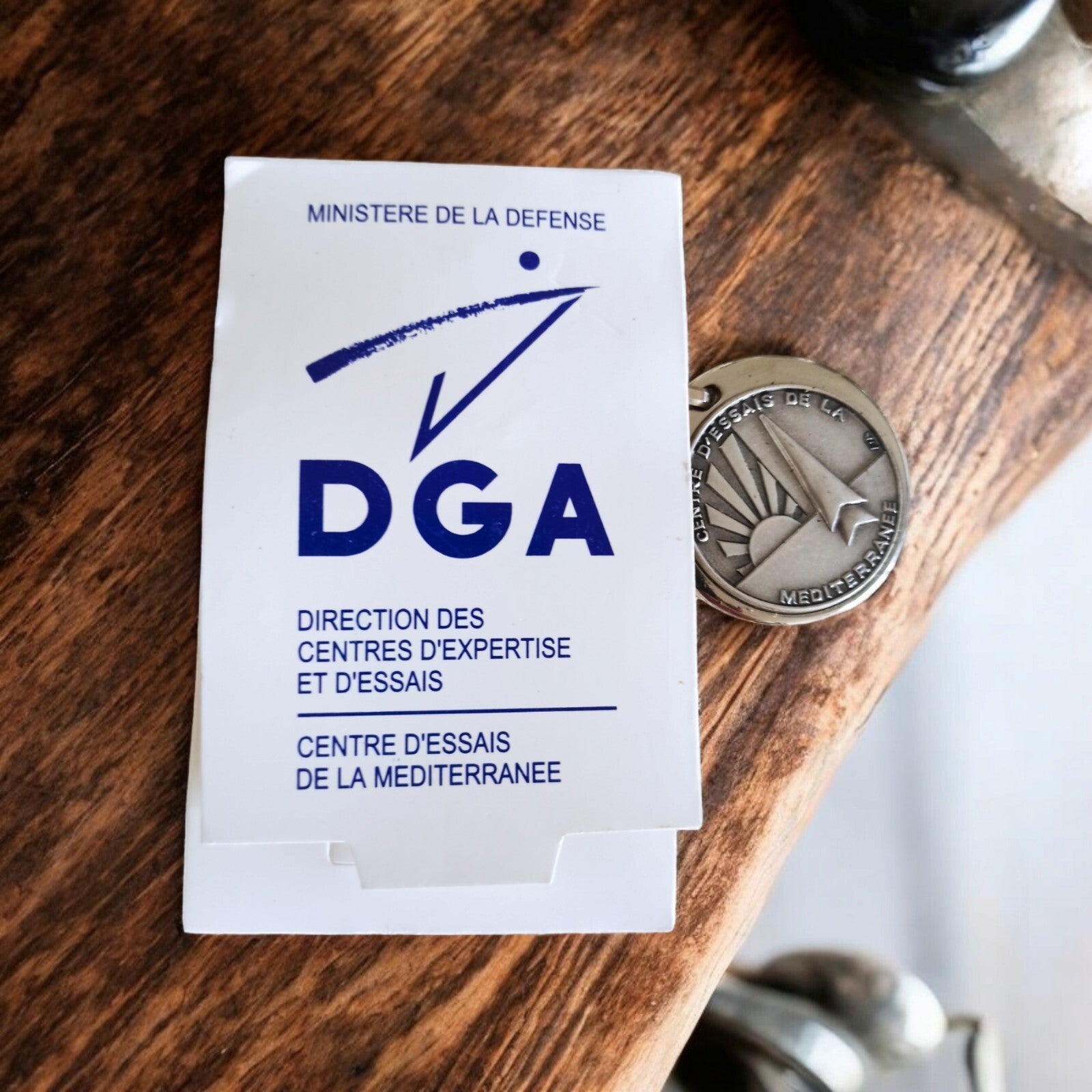 Porte-clés vintage DGA Ministère Défense Centre Essais Méditerranée médaillon