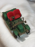 Voiture miniature ancienne vintage vert sièges rouges rétro, modèle début XXe