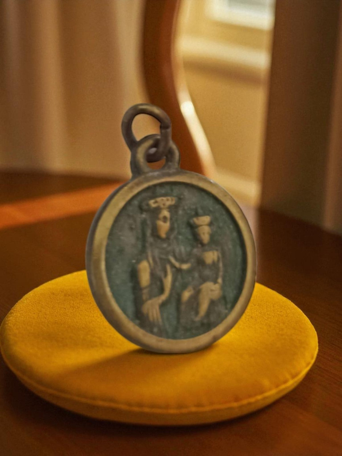 Médaille religieuse catholique vintage, Vierge à l’Enfant, aspect patiné