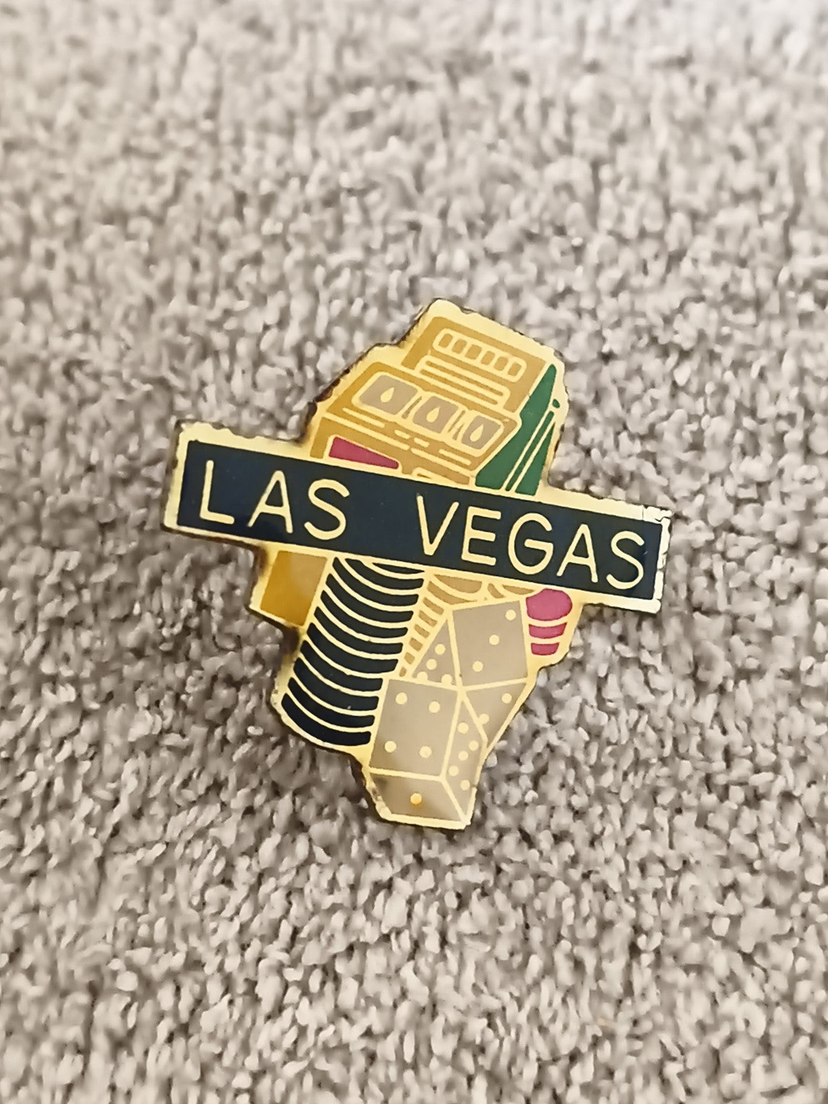 Pin's vintage Las Vegas casino jetons dés machine à sous émaillé (Ref 3)