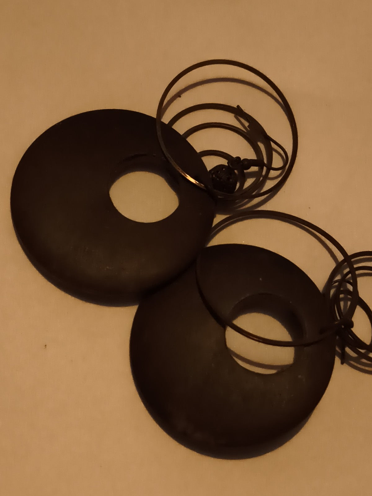 Paire de boucles d’oreilles vintage disques noirs, pendantes rondes rétro