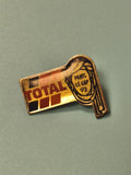 Vintage pin's TOTAL Paris Le Cap 92, drapeau rallye automobile collection