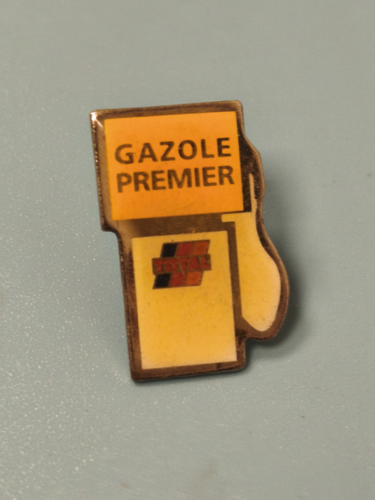 Vintage pin's TOTAL Gazole Premier pompe à essence jaune collection (Ref 5)