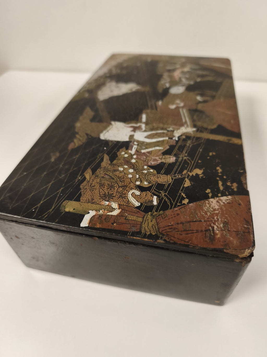 Boîte carton bouilli laqué noir, scène de cour orientale, XIXe siècle