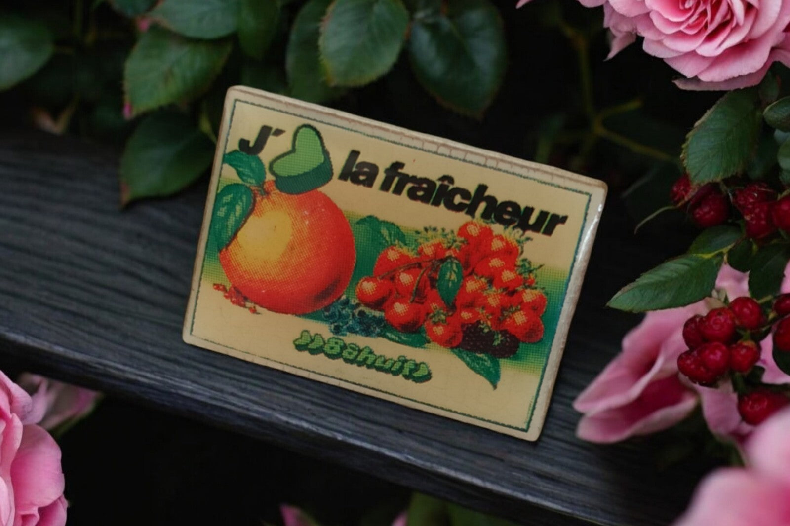 Pin's publicitaire vintage 8 à Huit J'aime la fraîcheur fruits rétro