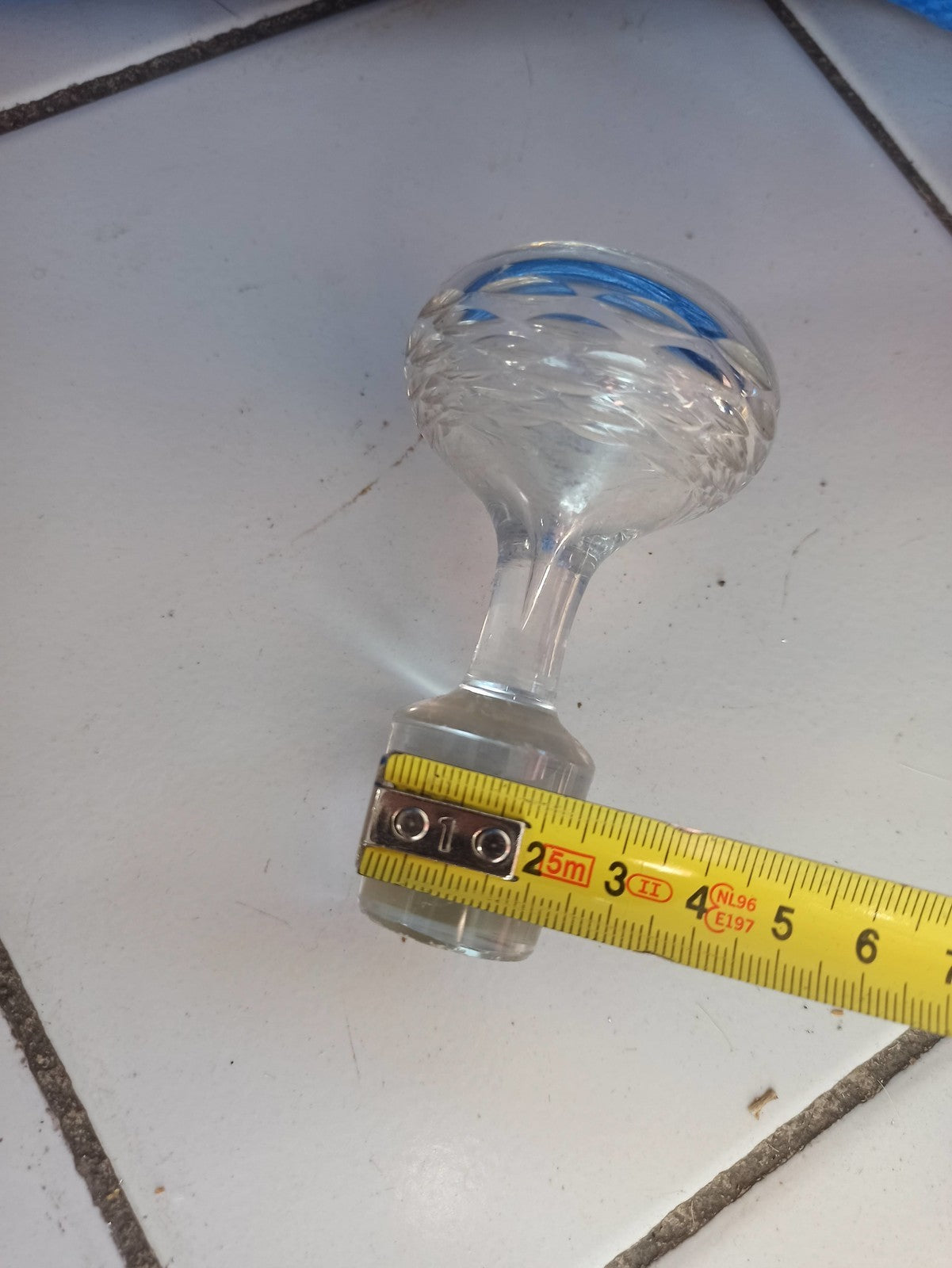 Bouchon ancien carafe whisky en verre travaillé, vintage rétro déco
