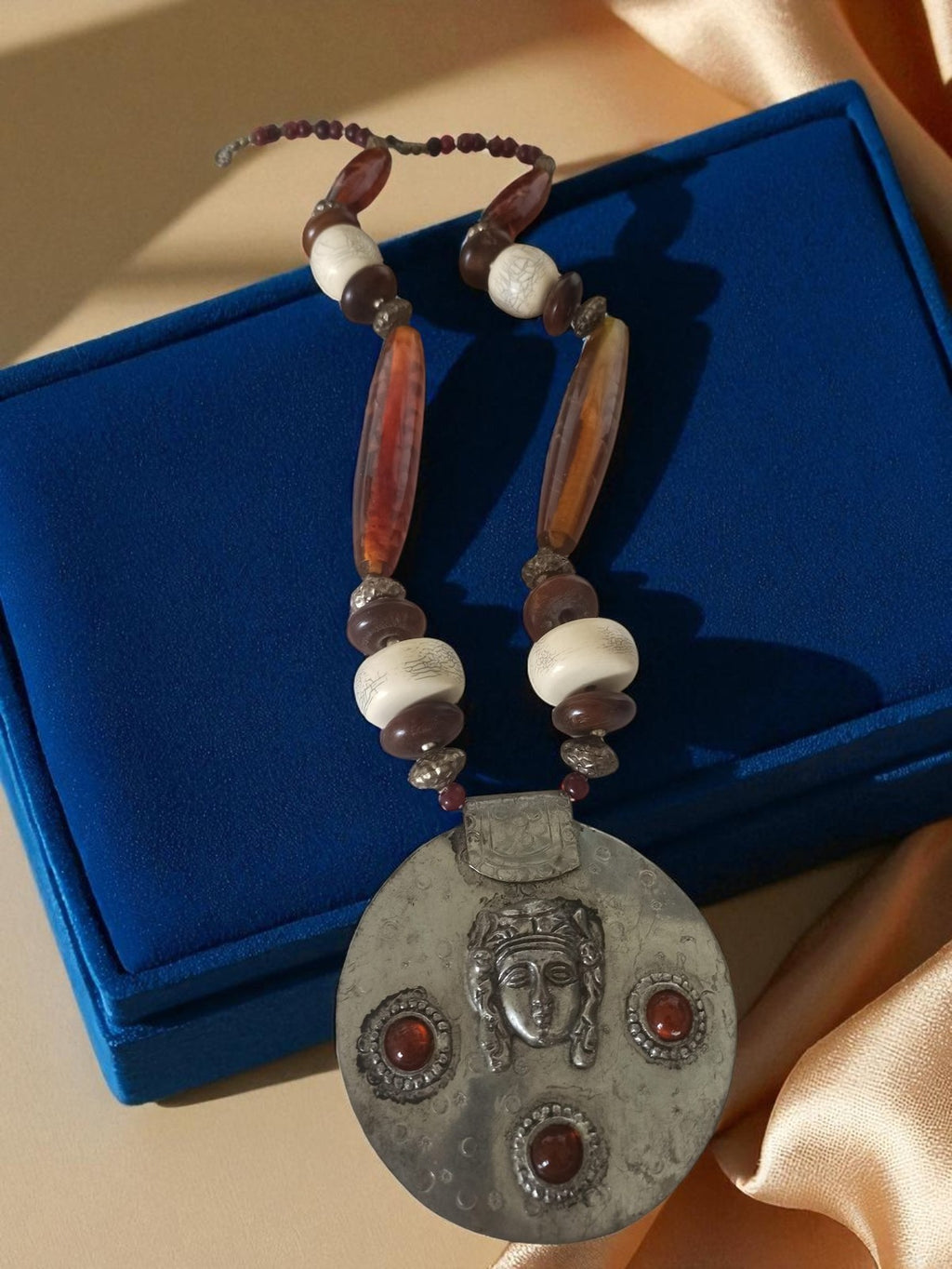 Collier ethnique ancien pendentif visage, perles naturelles et ambre reconstitué