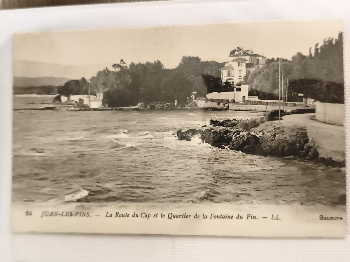 Carte postale ancienne Juan-les-Pins Route du Cap Fontaine du Pin LL