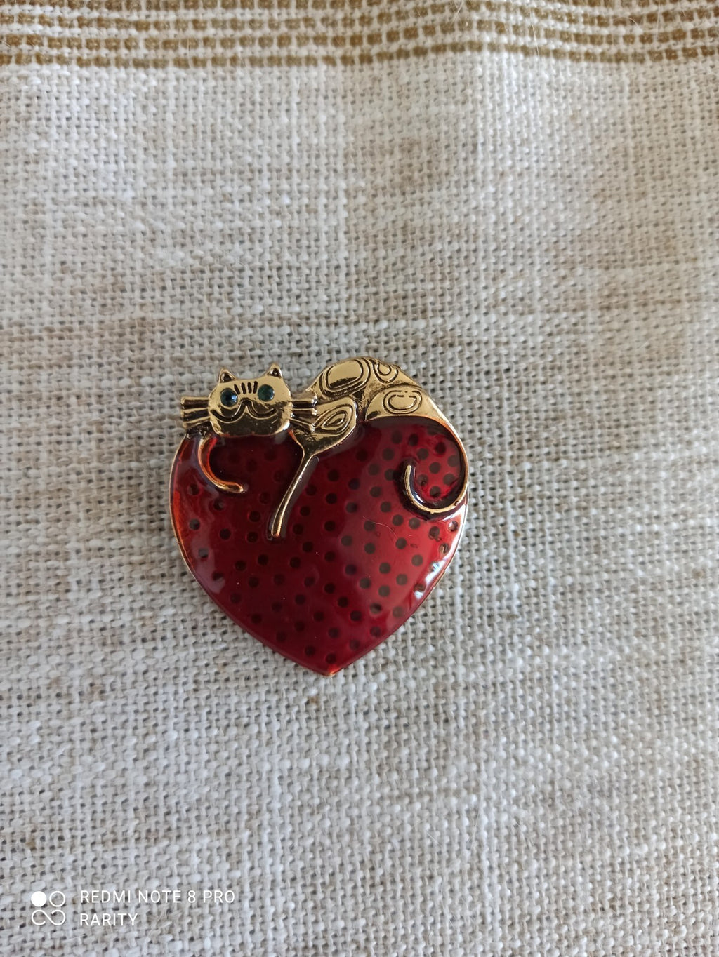 Broche chat doré sur c?ur rouge à pois, strass yeux, bijou fantaisie original