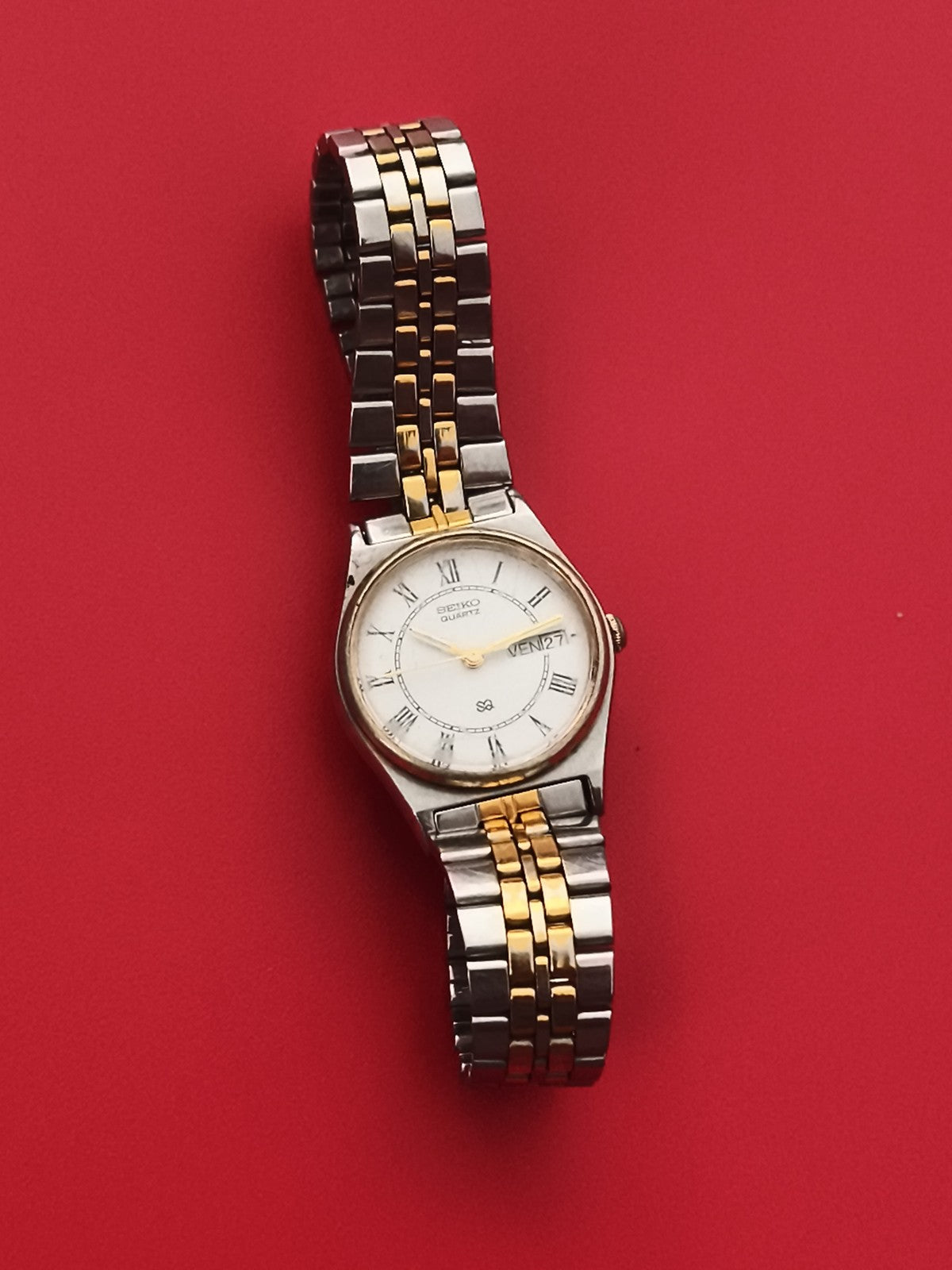 Montre femme Seiko quartz bicolore bracelet métal jour date pile à changer