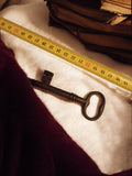 Clé ancienne de château fer forgé XIXe, patine foncée, vintage serrure porte