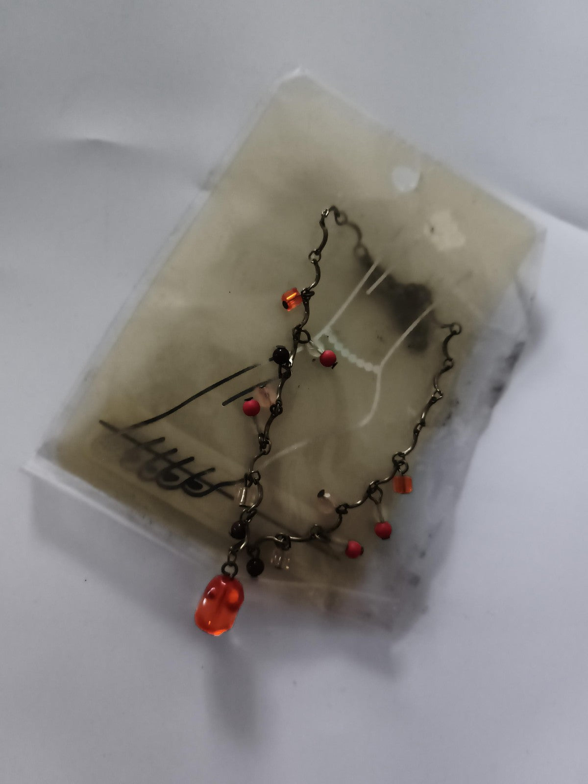 Collier vintage perles colorées deadstock, chaîne bronze, bijou fantaisie ancien