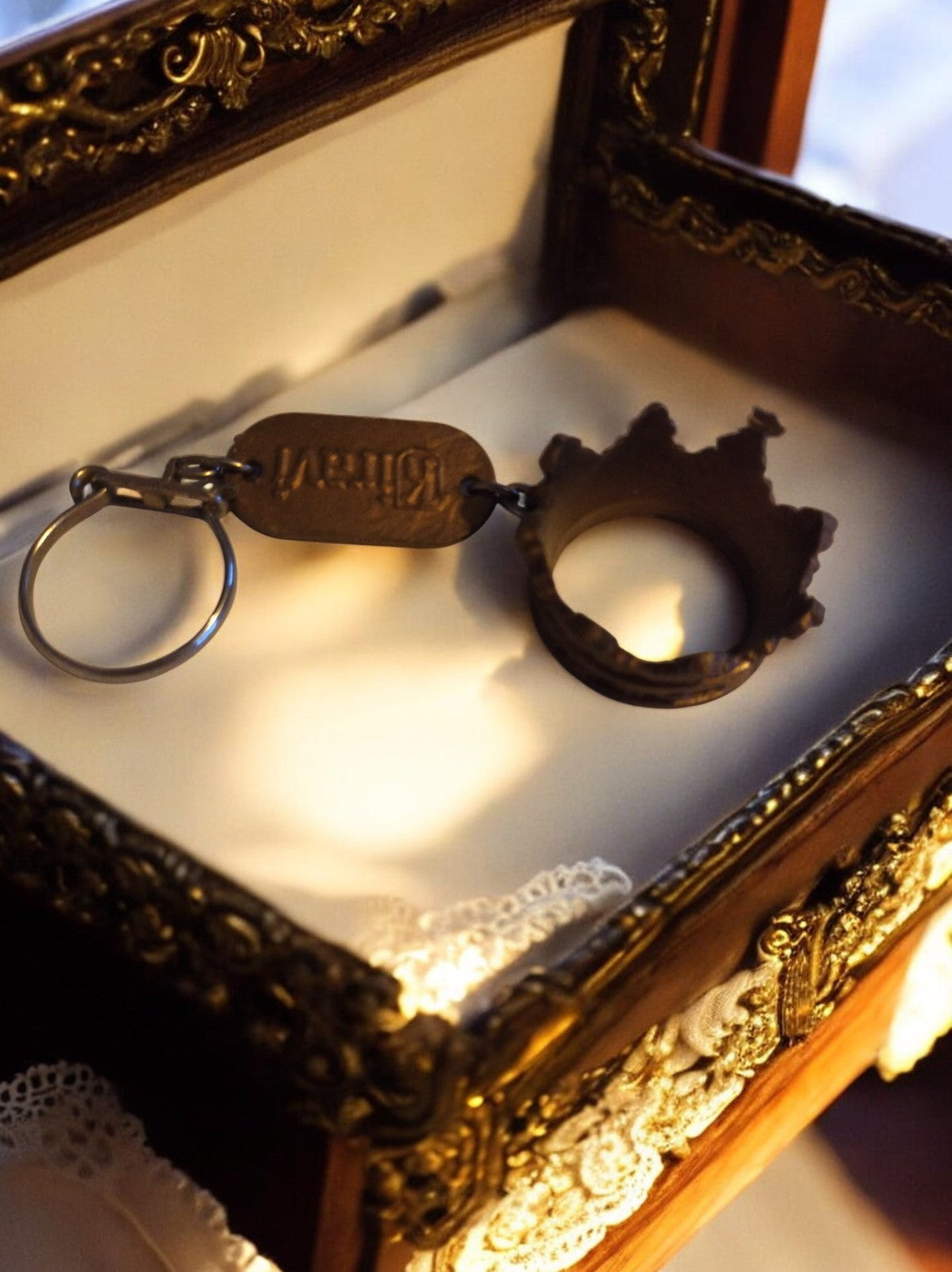 Porte-clés vintage métal silhouette château RIHA, anneau publicitaire rétro