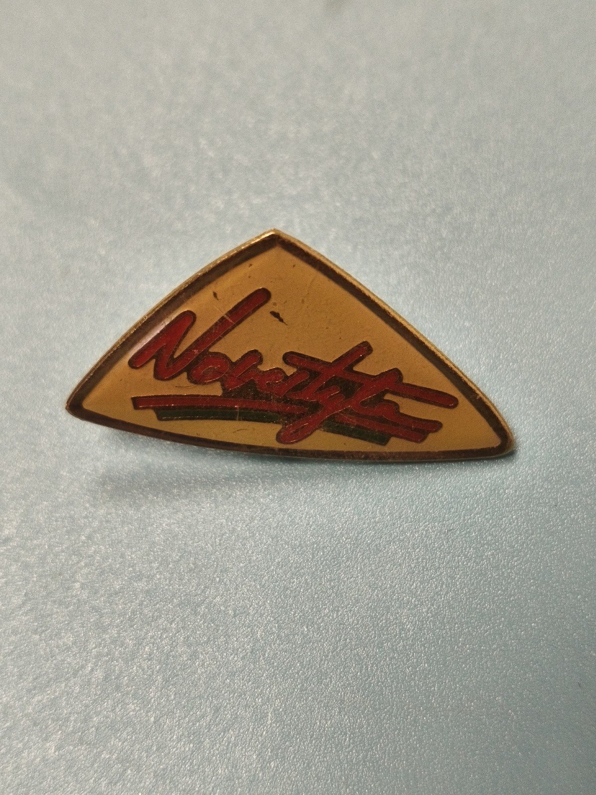 Vintage pin's triangle Noritzy jaune rouge rétro collection (ref 11)