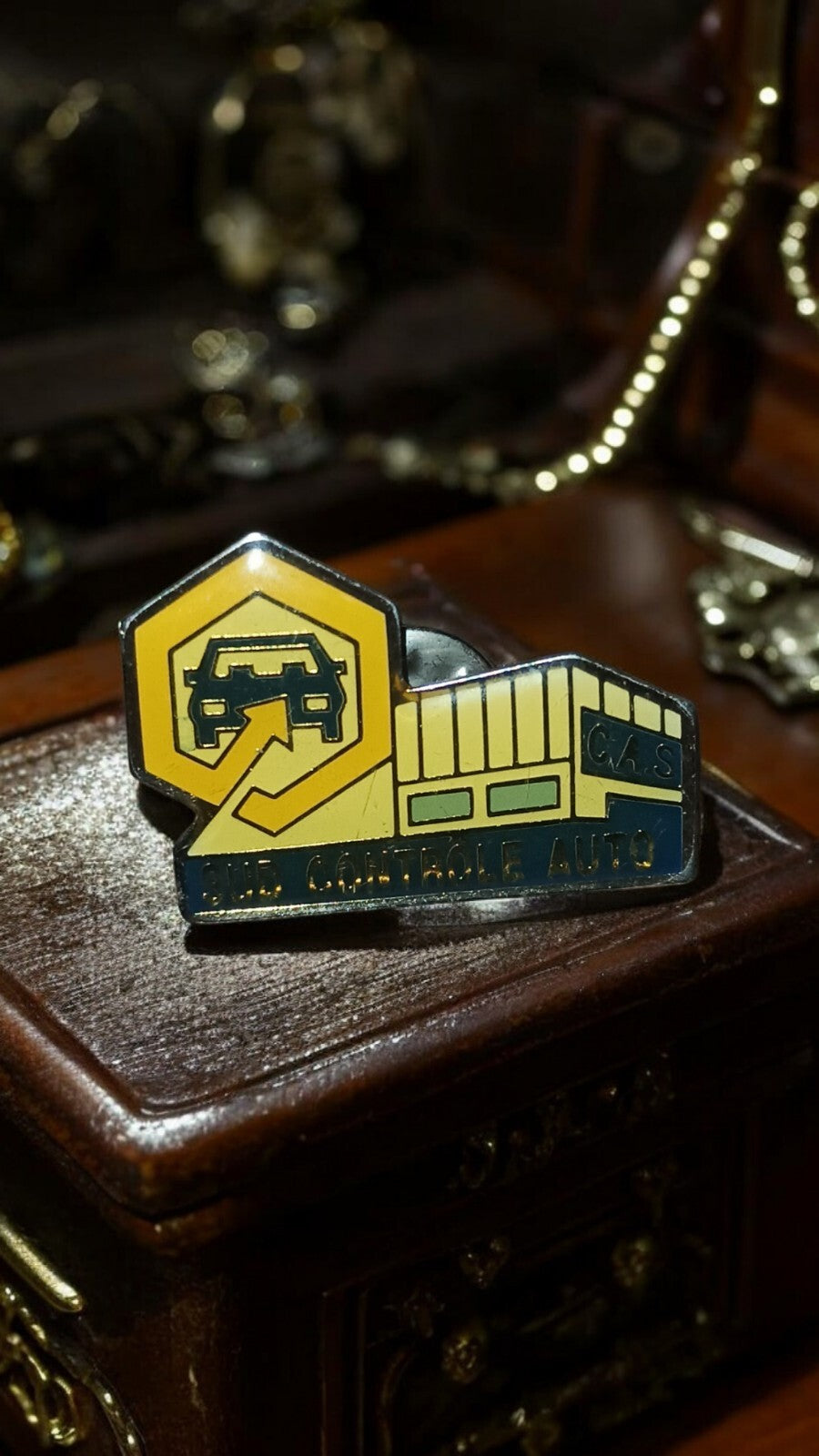 Pin's vintage Sud Contrôle Auto C.A.S. jaune bleu garage auto rare