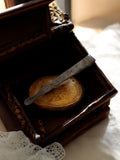 Coupe-ongles ancien XIXe siècle, finition métallique, outil manucure rare