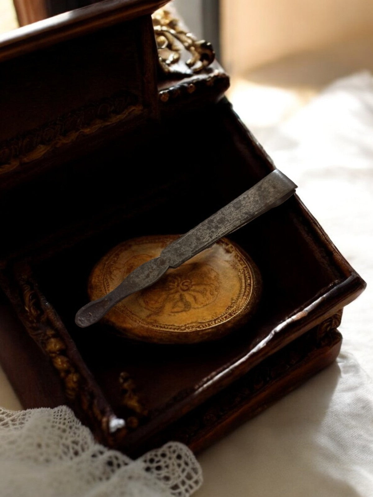 Coupe-ongles ancien XIXe siècle, finition métallique, outil manucure rare
