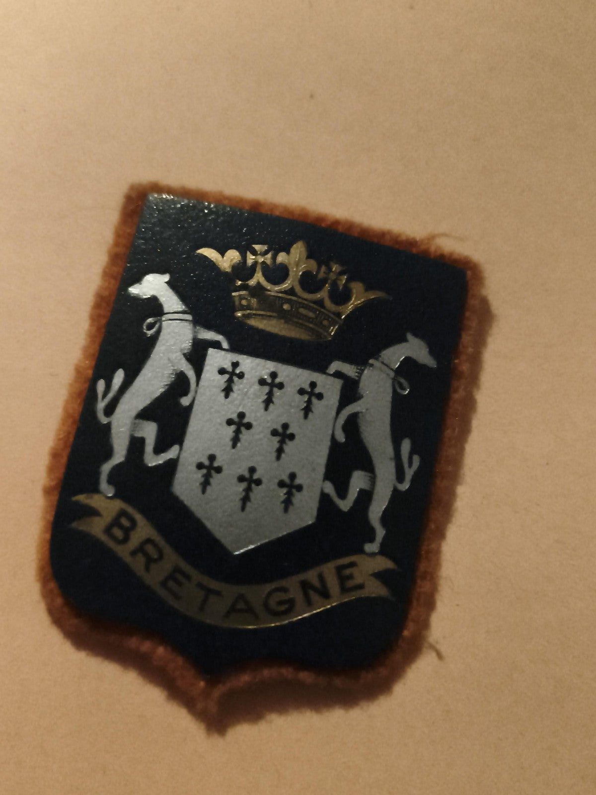 Écusson ancien Bretagne héraldique blason tissu noir doré vintage