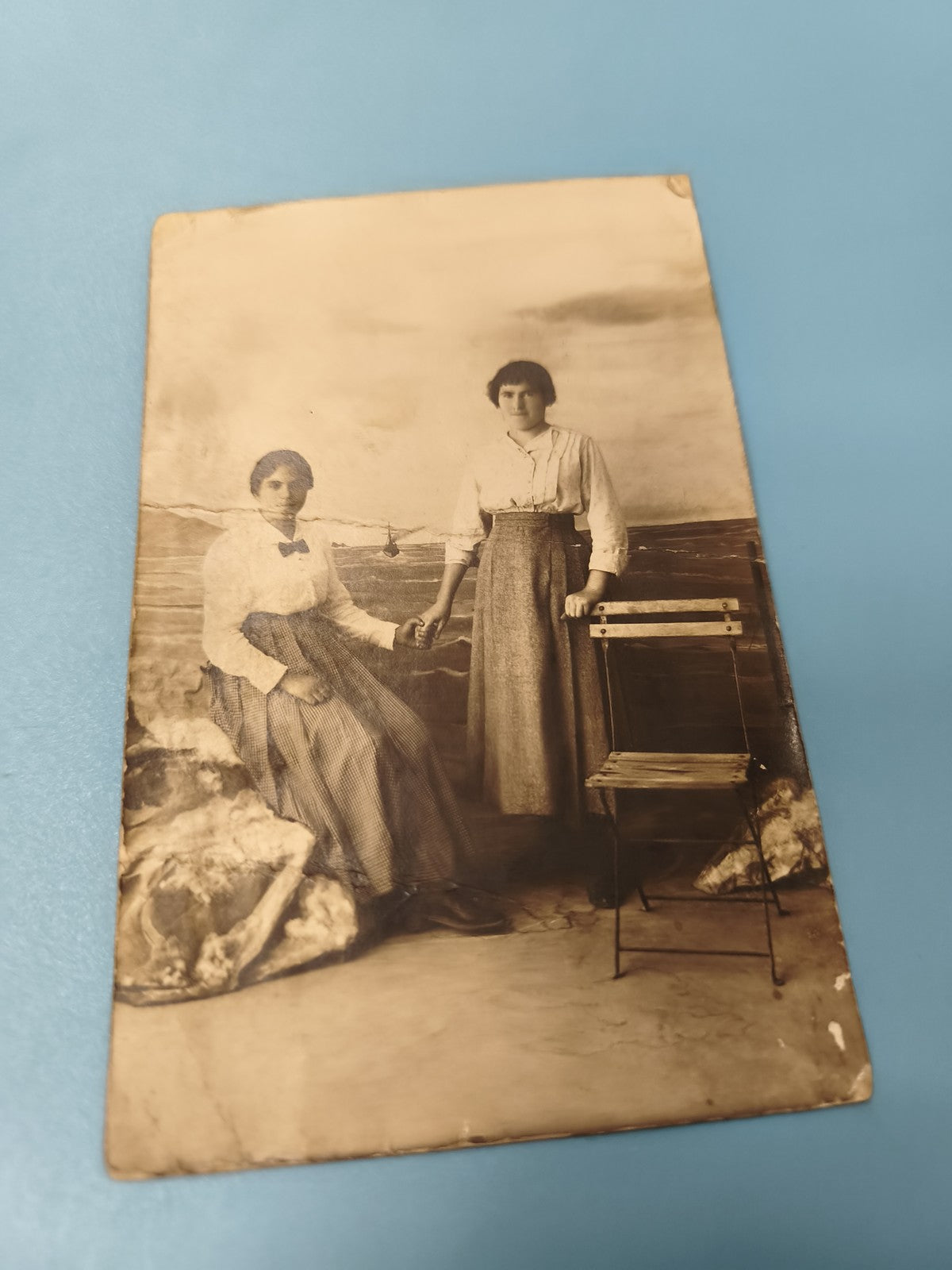 Carte postale ancienne CPA femmes assises, photo sépia, début XXe siècle