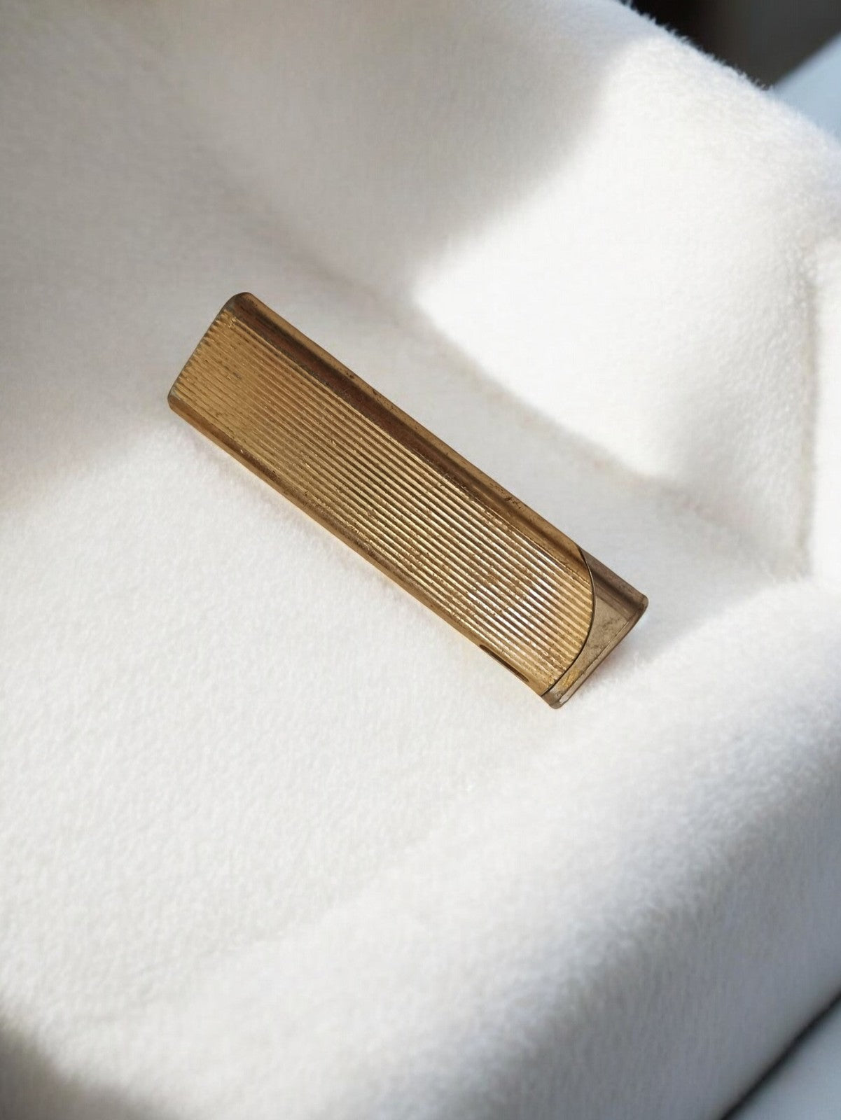 Briquet vintage ancien, aspect doré rainuré, objet rétro d'occasion