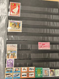 Lot de timbres oblitérés thématiques multicolores, motifs automobiles et personn