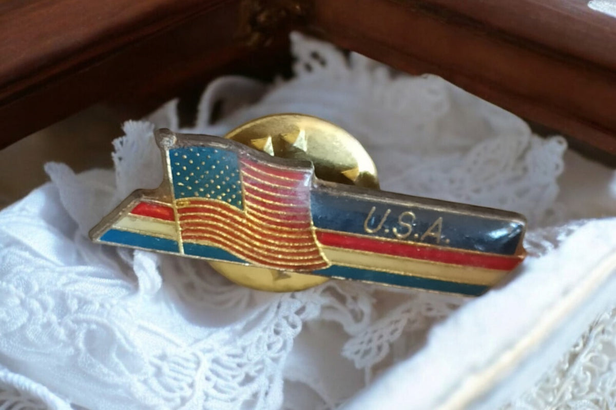 Vintage USA flag pin tricolor enamel Stars & Stripes 80s