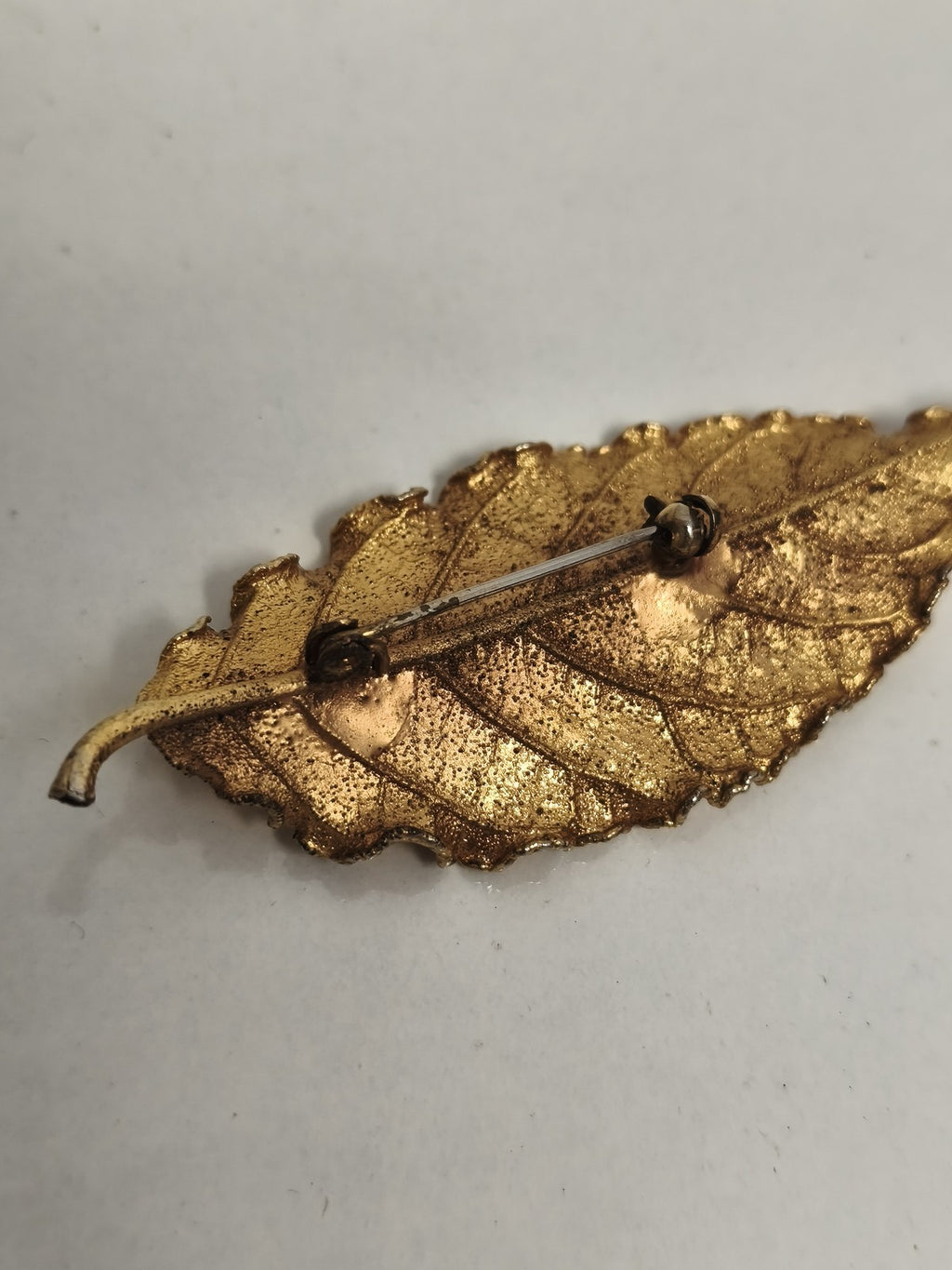 Broche feuille dorée vintage, ancienne épingle métal, bijou rétro feuillage
