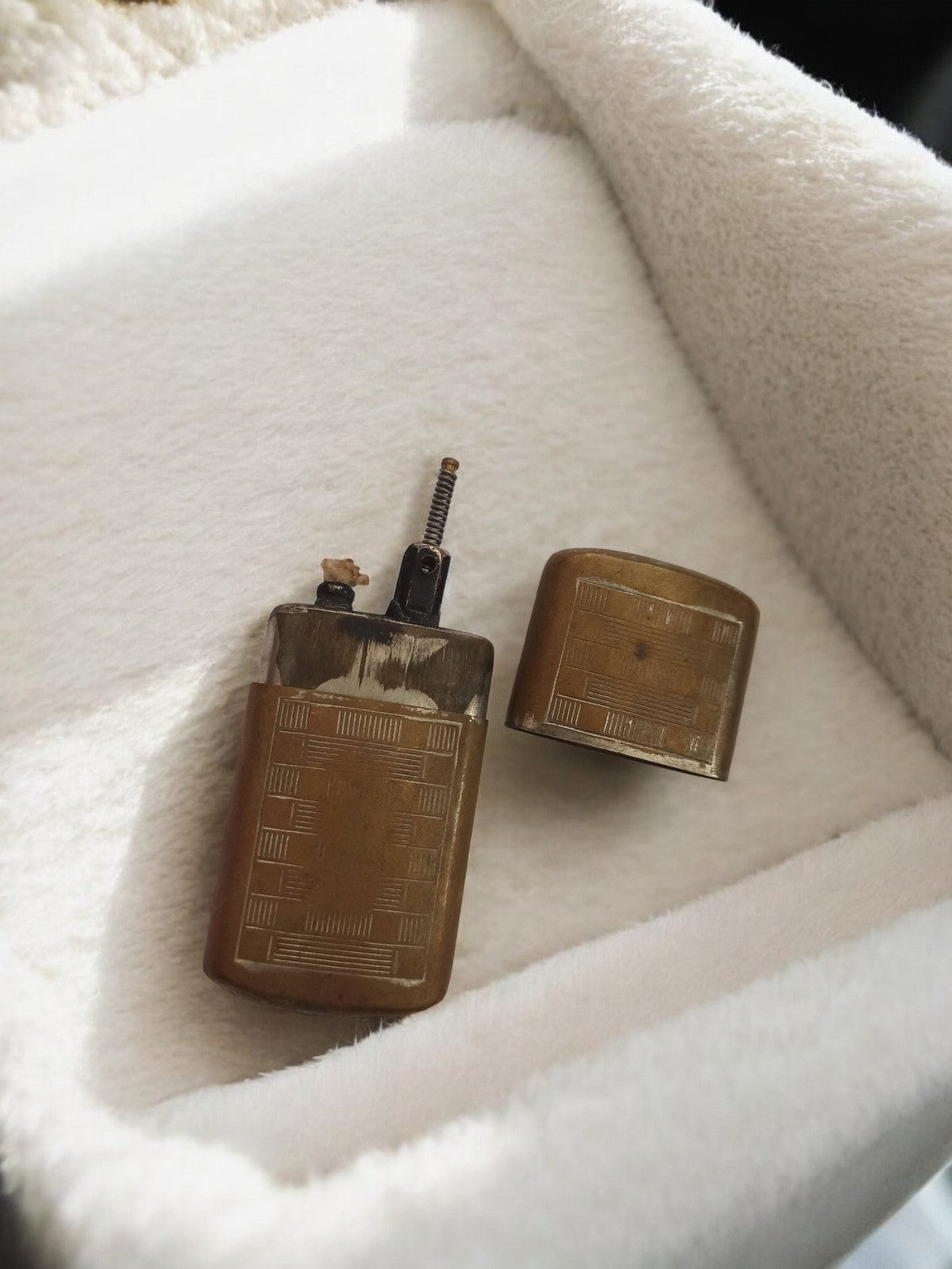 Briquet à mèche vintage ancien, finition dorée, motif géométrique, rétro